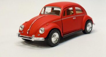 (رنگ مات) ماکت فلزی ماشین فولکس کینسمارت قرمز (Volkswagen Classical Beetle BY KINSMART)