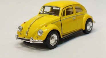 ماکت فلزی ماشین فولکس کینسمارت زرد (Volkswagen Classical Beetle BY KINSMART)