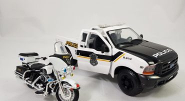 ماکت فلزی فورد F-350 + موتورسیکلت هارلی HARLEY-DAVIDSON پلیس بزرگ (1:24) MAISTO