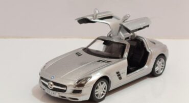 ماکت ماشین اسباب بازی مرسدس بنز (MERCEDES-BENZ SLS AMG BY KINSMART) نقره ای