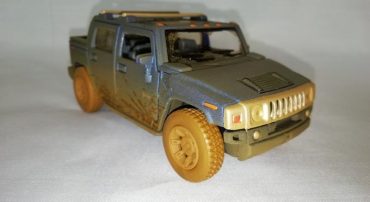 (خاکی) ماکت ماشین اسباب بازی هامر (HUMMER 2005 H2 SUT BY KINSMART)