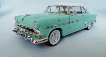 ماکت ماشین اسباب بازی فورد ویکتوریا بزرگ (1:24) (WELLY)(1953 FORD CRESTLINE VICTORIA) آبی فیروزه ای