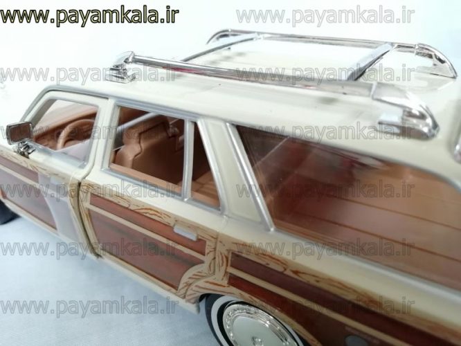 ماشین فلزی کرایسلر لبارون 1:24 (CHRYSLER LEBARON TOWN & COUNTRY BY MOTORMAX 1979) کرم قهوه ای