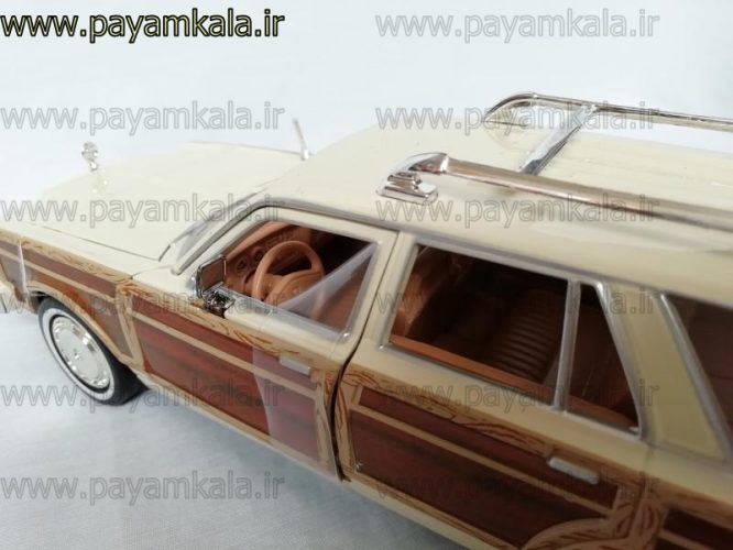 ماشین فلزی کرایسلر لبارون 1:24 (CHRYSLER LEBARON TOWN & COUNTRY BY MOTORMAX 1979) کرم قهوه ای