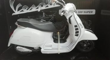 ماکت فلزی موتورسیکلت وسپا (VESPA GTS 300 SUPER BY NEWRAY 1:12) سفید