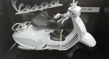 ماکت فلزی موتورسیکلت وسپا (VESPA 946 DEL BY NEWRAY 1:12) سفید