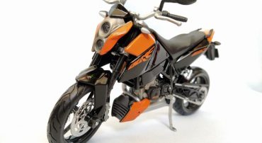 ماکت فلزی موتورسیکلت کی تی ام (KTM 690 DUKE BY MAISTO)(1/12)