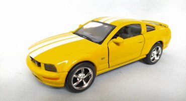 ماشین اسباب بازی فورد(FORD MUSTANG GT2006 BY KINSMART) زرد