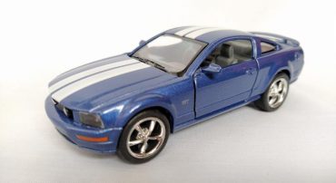 ماشین اسباب بازی فورد(FORD MUSTANG GT2006 BY KINSMART) آبی