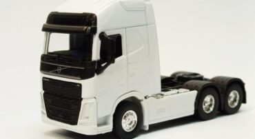 ماشین اسباب بازی تریلی ولوو(VOLVO FH) ساخت WELLY سفید(1:64)