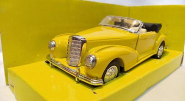 ماشین اسباب بازی کلاسیک 1:24(VINTAGE CAR) زرد طرح 014