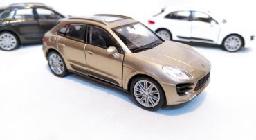 ماشین فلزی پورشه ماکان(PORSCHE MACAN TURBO BY WELLY)بژ