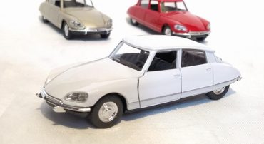 ماشین فلزی سیتروئن(CITROEN 1973 DS23 BY WELLY)سفید