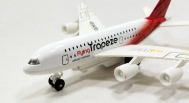 اسباب بازی هواپیمای مسافربری (TRAPEZE) - (6-H180) قرمز