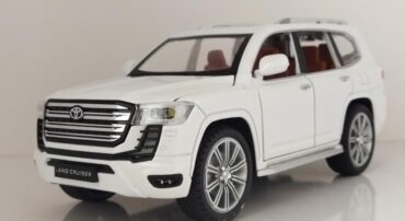 (جعبه دار) ماکت فلزی لندکروز (LANDCRUISER 300 1:24) سفید