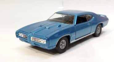Pontiac Metal Car (1969 Pontiac GTO 1:34 BY WELLY) Blue