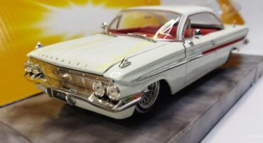 ماشین فلزی شورلت ایمپالا (1:24) (1961 CHEVY IMPALA) سفید