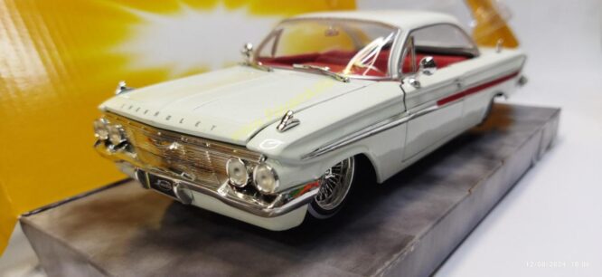 ماشین فلزی شورلت ایمپالا (1:24) (1961 CHEVY IMPALA) سفید