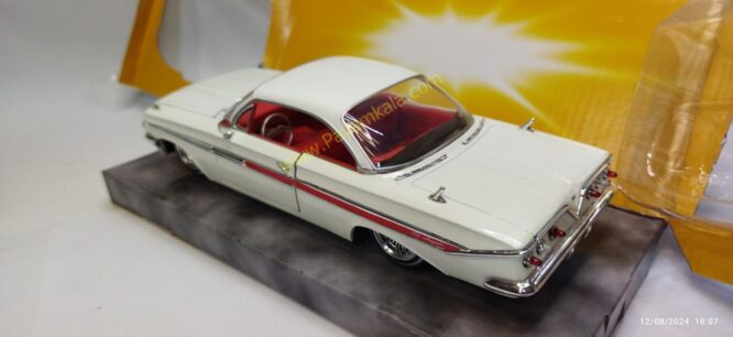 ماشین فلزی شورلت ایمپالا (1:24) (1961 CHEVY IMPALA) سفید