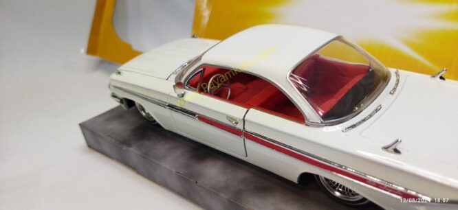 ماشین فلزی شورلت ایمپالا (1:24) (1961 CHEVY IMPALA) سفید