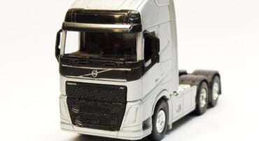 ماکت تریلی ولوو (VOLVO FH 1:64 WELLY) نقره ای