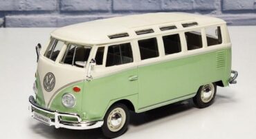 ماکت فولکس استیشن بزرگ (1:25)(VOLKSWAGEN VAN SAMBA BY MAISTO) سبز