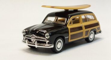 ماشین فلزی فورد با تخته شنا (FORD WOODY WAGON 1949 KINSMART) مشکی