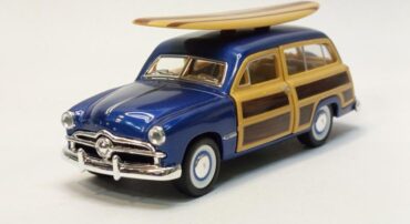 ماشین فلزی فورد با تخته شنا (FORD WOODY WAGON 1949 KINSMART) آبی