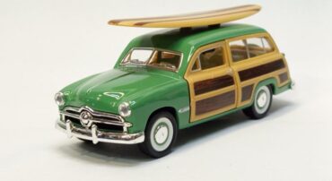 ماشین فلزی فورد با تخته شنا (FORD WOODY WAGON 1949 KINSMART) سبز