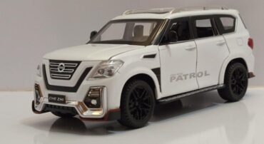 ماکت فلزی نیسان پاترول سفید (NISSAN PATROL 1:24) برند CHEZHI | دودزا، موزیکال، چراغدار، عقب‌کش و 6 درب بازشو