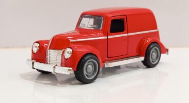 ماشین فلزی فورد ون (1:43) قرمز