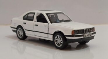 ماکت ماشین فلزی ب ام و سری 5 (BMW E34) مقیاس 1:36 سفید