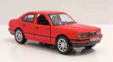 ماکت ماشین فلزی ب ام و سری 5 (BMW E34) مقیاس 1:36 قرمز