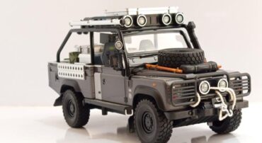 ماشین فلزی لندرور دیفندر آفرود 1:24 با تجهیزات کامل (Offroad SUV)