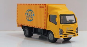 ماکت کامیون ایسوزو فلزی (ISUZU TRUCK) زرد