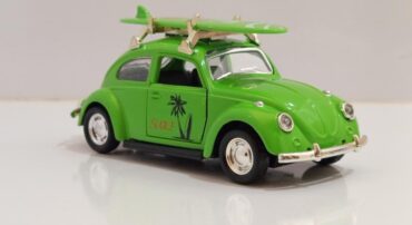ماشین فلزی فولکس بیتل با تخته موج سواری سبز