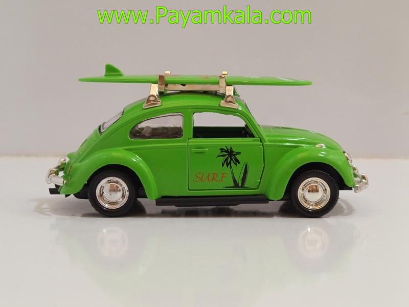 ماشین فلزی فولکس بیتل با تخته موج سواری سبز