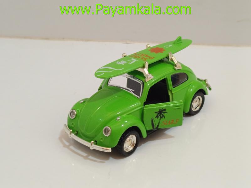 ماشین فلزی فولکس بیتل با تخته موج سواری سبز