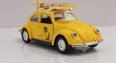 ماشین فلزی فولکس بیتل با تخته موج سواری زرد