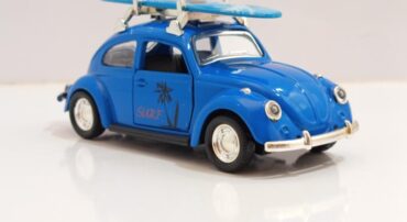 ماشین فلزی فولکس بیتل با تخته موج سواری آبی