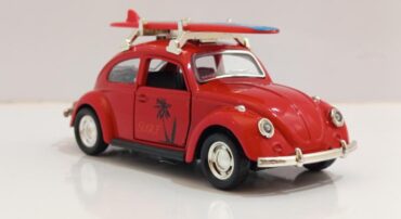 ماشین فلزی فولکس بیتل با تخته موج سواری قرمز