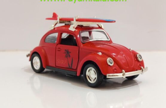 ماشین فلزی فولکس بیتل با تخته موج سواری قرمز