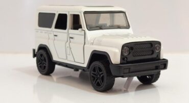 ماشین فلزی اسباب بازی یواز هانتر (36171D) سفید